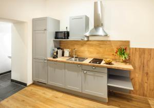 A kitchen or kitchenette at Jimmy's Apartments Emerald