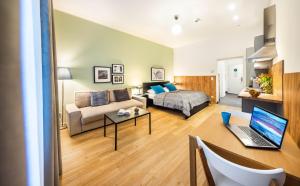 A bed or beds in a room at Jimmy's Apartments Emerald