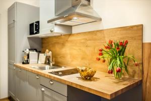 A kitchen or kitchenette at Jimmy's Apartments Emerald