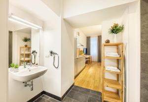 A bathroom at Jimmy's Apartments Emerald