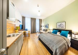 1 dormitorio grande con 1 cama y cocina en Jimmy's Apartments Emerald en Viena