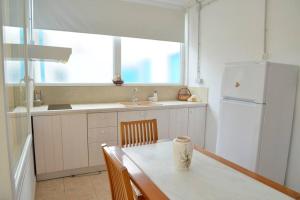 Kuchyň nebo kuchyňský kout v ubytování Milos Apartments Kardapis Upper Floor