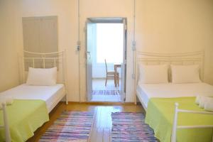 Postel nebo postele na pokoji v ubytování Milos Apartments Kardapis Upper Floor