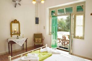 Postel nebo postele na pokoji v ubytování Milos Apartments Kardapis Upper Floor