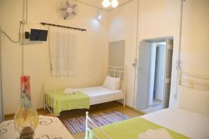 Postel nebo postele na pokoji v ubytování Milos Apartments Kardapis Upper Floor