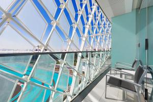 - une vue depuis le haut d'un bâtiment avec une paroi en verre dans l'établissement W Abu Dhabi - Yas Island, à Abu Dhabi
