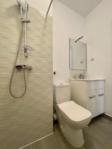 y baño con aseo, lavabo y ducha. en BELVEDERE Apartments, en Bucarest