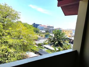 balcone con alberi e vista sulla città di Nawaporn Place a Phuket