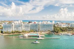 圣安德烈斯Apartamento con Vista al Mar en Sun Rise San Andrés的享有酒店和水中的船只的空中景致