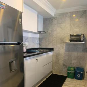 圣安德烈斯Apartamento con Vista al Mar en Sun Rise San Andrés的配有冰箱和台面的厨房 更多7张照片