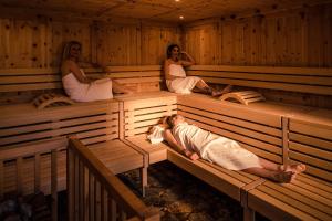 een groep van drie vrouwen die in een sauna liggen bij Unikátní Chalet 6 vířivka & bazén in České Budějovice