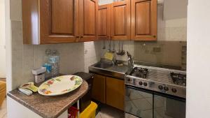 una cucina con armadi in legno e un piatto su un bancone di Welcomely - Casa Vania a Bolotana