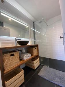 uma casa de banho com uma cabina de duche em vidro e um lavatório. em Villa avec jacuzzi proche de la mer et du centre em Barbâtre