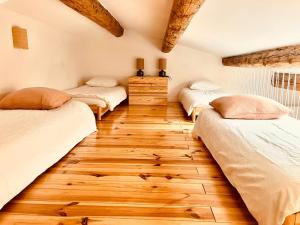 Posteľ alebo postele v izbe v ubytovaní LOFT SUR LE VIEUX PORT + 18 fotografií
