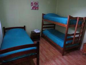 Uma cama ou camas num quarto em Palm Hostal