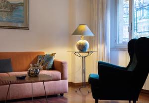 salon z lampką, kanapą i krzesłem w obiekcie La Floridea w mieście Napoli