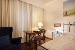 Pokój hotelowy z biurkiem i łóżkiem w obiekcie La Floridea w mieście Napoli