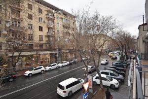 19Tumanyan Excellent apartment in the centre of capital في يريفان: مجموعة من السيارات تقف في شارع المدينة