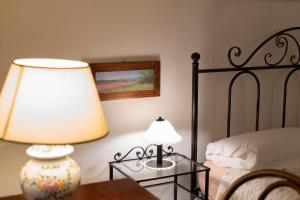 sypialnia z łóżkiem i stołem z lampką w obiekcie La Floridea w mieście Napoli