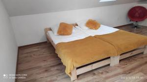 łóżko z 2 poduszkami w pokoju w obiekcie Domek ZOZO nad jeziorem w Okuniowcu w mieście Suwałki