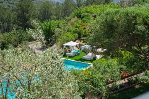 uma vista sobre uma piscina com uma tenda e árvores em Hotel Rural S'Olivaret & Spa em Alaró