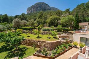 un jardin avec une montagne en arrière-plan dans l'établissement Hotel Rural S'Olivaret & Spa, à Alaró 49 autres photos