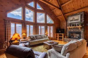 ein Wohnzimmer mit Sofas und einem Kamin in der Unterkunft Beary Relaxing Cabin in Banner Elk