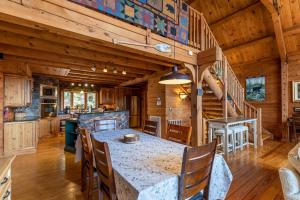 eine Küche und ein Esszimmer mit einem Tisch und Stühlen in der Unterkunft Beary Relaxing Cabin in Banner Elk