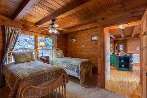 1 Schlafzimmer mit 2 Betten in einem Blockhaus in der Unterkunft Beary Relaxing Cabin in Banner Elk