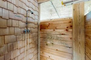 eine Dusche im Bad mit einer Holzwand in der Unterkunft Siren's Song #D7-HC in Avon