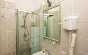 een badkamer met een douche, een toilet en een spiegel bij Villa Palumbo in Positano