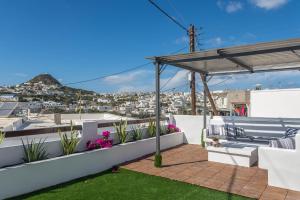 uma varanda com vista para a cidade em Sada's House em Triovasálos