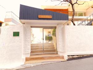 a entrance to a building with a sign on it at OYO Myeongdong 5 Lodge in Seoul