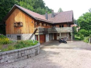 ル・ホーヴァルトにあるLe Chalet du Hohwald- Piscine Intérieure chauffée - Proche Champ du Feuの正面に駐輪場がある家