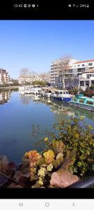 widok na port z łodziami w wodzie w obiekcie Chez Sabine et Patrick w mieście Narbona
