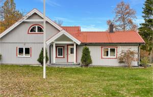 une maison blanche avec un toit orange dans l'établissement Gorgeous Home In Stora Mellsa With Kitchen, à Stora Mellösa