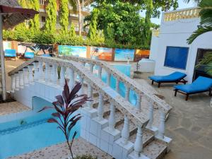 ウクンダにある2 Bed House - Sleeps 3 - Pool - Garden - Parkingのスイミングプール横の白い階段