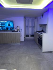 - une cuisine avec évier et une télévision dans la chambre dans l'établissement Scalinatella, à Naples
