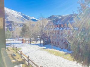 a view of a building with snow on the ground at APARTAMENTO BOI TAULL IMMO 1 DORM. in Pla de l'Ermita