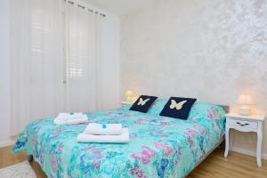 a bedroom with a bed with towels on it at Apartment Piano in Dubrovnik