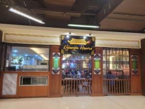 un restaurant avec un bar muni d'un panneau. dans l'établissement BC The Loft 3A Imago Studio, à Kota Kinabalu