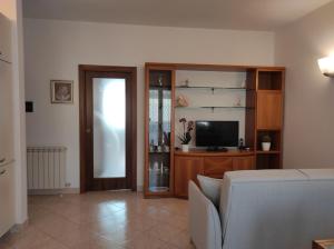 - un salon avec un canapé et une télévision dans l'établissement Casa Crispi, à Chioggia