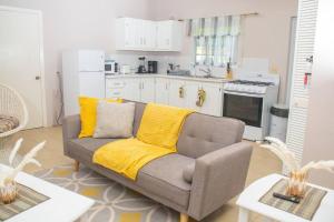 Gorgeous 2-Bed Apartment 3 in St Johns cosy في Belmont: غرفة معيشة مع أريكة ومطبخ