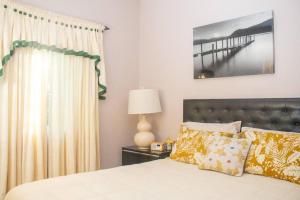 Gorgeous 2-Bed Apartment 3 in St Johns cosy في Belmont: غرفة نوم مع سرير ورصيف