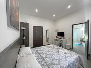 ein Schlafzimmer mit einem großen Bett, einem Schreibtisch und einem Schreibtisch in der Unterkunft Apollo Rooms by Albert's Apartment in Larnaka