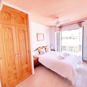 A bed or beds in a room at Apartamentos Vicenta Playa Carihuela