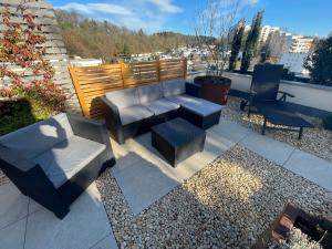 d'une terrasse sur le toit avec un canapé et des chaises. dans l'établissement Sonnenterrasse mit Whirlpool, à Überlingen