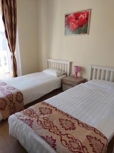 sypialnia z 2 łóżkami i obrazem na ścianie w obiekcie HaKhanh family w Pradze