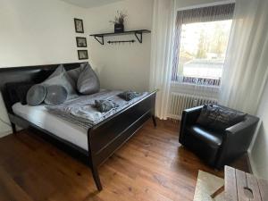 - une chambre avec un lit, une chaise et une fenêtre dans l'établissement Sonnenterrasse mit Whirlpool, à Überlingen