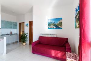 sala de estar con sofá rojo en la cocina en Suite Apartment La Punta, en Cala Gonone 22 fotos más